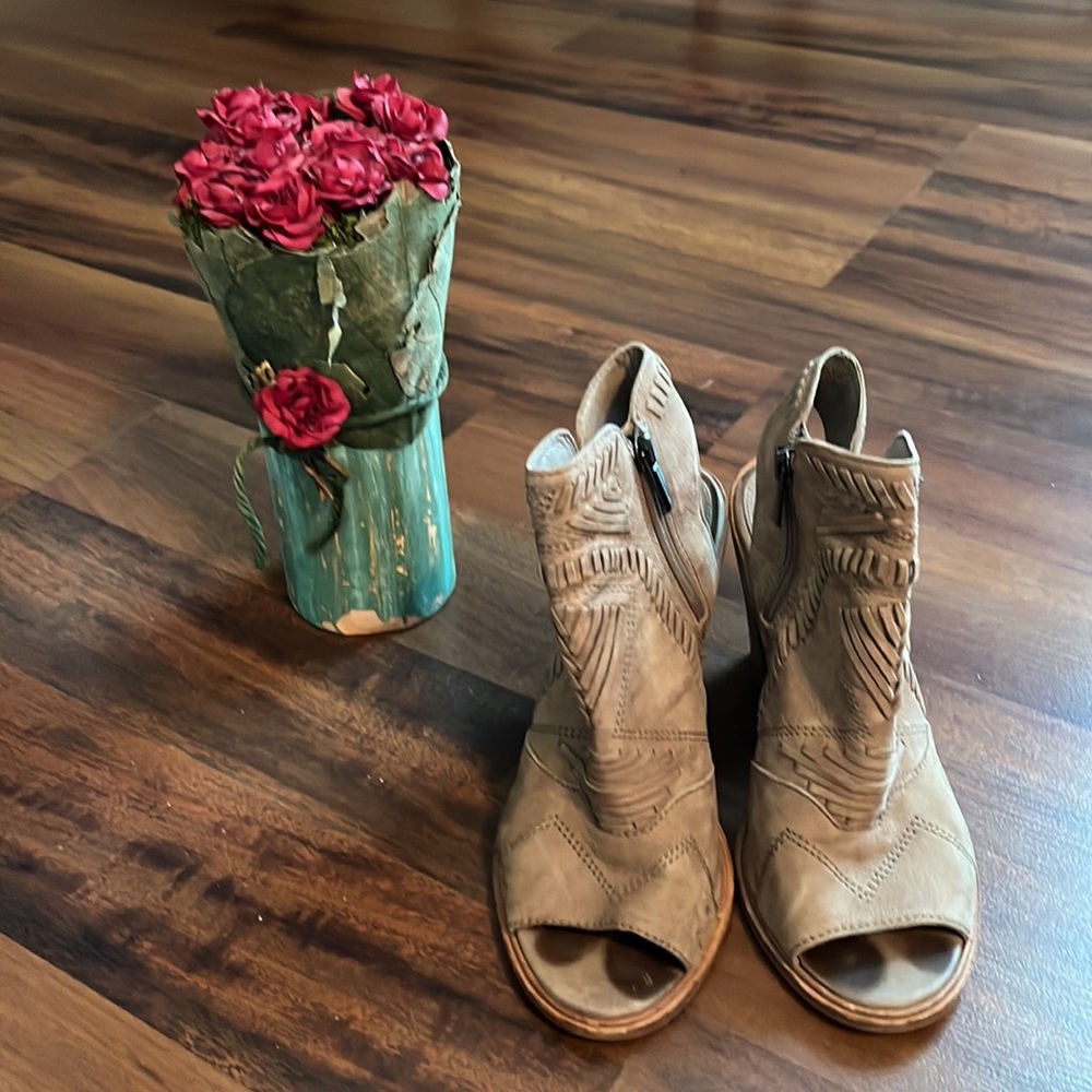 Vince Camuto Karinta Tan Neutral Aztec  Open Toe Heels